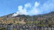 Controlan incendio forestal en cerro San Cristóbal: Parque Metropolitano permanece cerrado para terminar de combatir el fuego