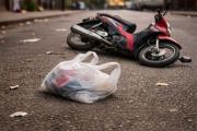 Peligroso accidente en Fernández: se enredó con una bolsa que llevaba en la moto y terminó hospitalizado