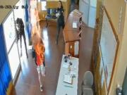 Entró a una comisaría y se prendió fuego ante la desesperación de los policías: ¡No, doña!