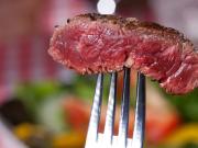 Trump cambió la pirámide nutricional y aconseja comer más carne: la opinión de los expertos argentinos