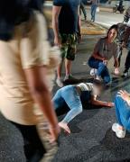 Dos heridos tras choques entre auto y una motocicleta