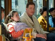 Un Brendan Fraser increíble interpreta lo que uno quiera en Familia en renta