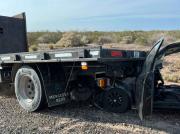 Un herido por un choque en la Autovía Norte de Neuquén: quedó incrustado abajo de un camión