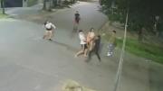 Violenta pelea en Lomas de Zamora: un joven quedó desmayado en medio de la calle