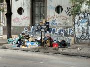 Todos los trapitos a la calle: una gran cantidad de basura en pleno centro a un horario no permitido