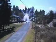 Un motociclista saltó por los aires al explotar la pirotecnia que llevaba en su moto