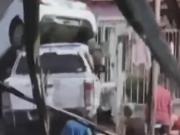 Frenética persecución en La Matanza: se tirotearon con un policía, robaron un auto y terminaron incrustados en una casa junto a un patrullero