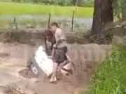 Dramático rescate de una pareja de turistas en medio de una repentina inundación por las fuertes lluvias en Salta