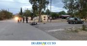 Dos menores que iban en moto resultaron heridos tras chocar con un auto