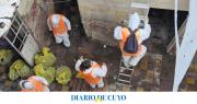 Limpieza en la “casa del terror”: al menos tres camiones y 150 bolsas de basura en donde convivieron 30 personas indigentes