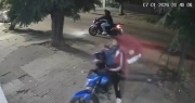 Video: falsos repartidores sorprendieron a un delivery en La Plata y le robaron la moto en segundos