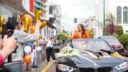 Con caravanas y bailes, así se inscriben las candidatas a Reina de Ambato