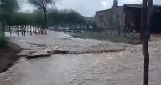 Preocupación en Valle Fértil por el temporal: la voz del municipio por las crecientes, las casas en peligro y el colectivo varado