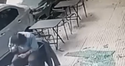 Se desprendió el vidrio de un balcón y cayó sobre un hombre que estaba sentado en un bar