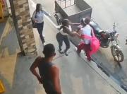 Una estudiante de colegio se fue de golpes con otra mujer en medio de la calle, en Salitre