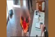 Entró a una comisaría, se prendió fuego y dejó un mensaje que conmocionó a todos