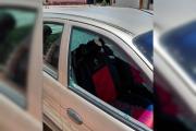 Rompieron el vidrio de un auto y robaron pertenencias en pleno centro capitalino