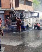 Herido ciudadano tras incendio de vehículo en estacionamiento