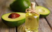 Económico y libre de químicos: el aceite de palta casero para cabellos secos