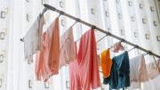 Los peligros de secar la ropa dentro de casa: un error muy común