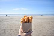 De China a la playa: el origen de los churros, el clásico indiscutido del verano en la Costa Atlántica