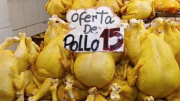 El precio del pollo baja a Bs 15 por sobreoferta y bloqueos de carreteras