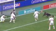 Inexplicable: un jugador del Milan tenía el tanto para la victoria pero se resbaló y erró un gol casi hecho
