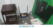 Ladrón distraído: robó un comercio en la madrugada y dejó su celular en el lugar