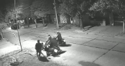 Video: cuatro motochorros sorprendieron a un vecino de La Plata, le robaron la moto y escaparon