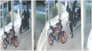 Robaron en Punta del Este una moto de alta gama: se fueron andando y quedó todo filmado