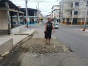 Moradores exigen la reposición urgente de veredas y asfalto en calles