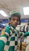 El jinete aprendiz venezolano Darwin Rodríguez rompe el celofán hoy en Laurel Park