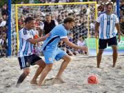 Las leyendas de Argentina sufrieron una dura derrota contra Uruguay en un desafío de fútbol playa que revivió el clásico del Río de la Plata