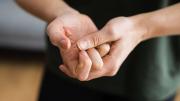 ¿Es malo crujir los nudillos?: lo que la ciencia dice sobre la artritis en los dedos