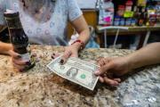 Precio del dólar oficial continúa en alza: así cerró este viernes