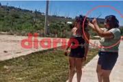 Pagame o te mato aquí: agarró a su vecina del pelo y le puso un cuchillo en el cuello (VIDEO)