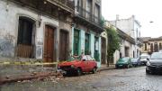 Pretil de un edificio antiguo en Ciudad Vieja se desplomó por el viento fuerte y cayó arriba de un auto