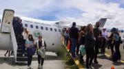 Vuelo humanitario del Gobierno para evacuar turistas varados en Uyuni traslada 70 viajeros