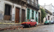 Pretil impactó fuertemente contra un auto al desprenderse de un edificio en Ciudad Vieja