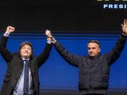 Enfrentado con Lula, Javier Milei cierra filas con los Bolsonaro y recibe elogios: Sólida brújula moral