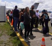 Rescatan en Uyuni a 135 turistas extranjeros afectados por bloqueos de caminos