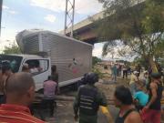 Camión chocó contra un poste en la calle Colesterol