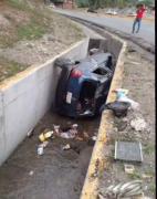 Vehículo volcó y cayó en la cuneta de la ARC