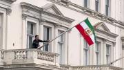 Un manifestante izó una bandera preislámica en la embajada de Irán en Londres