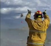 Helicópteros platenses le dan pelea al fuego voraz en el Sur