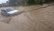 Ataron el auto para que no se lo lleve la correntada durante la tormenta