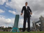 El hombre más alto del mundo: mide 2,51 metros y necesita juntar tres camas para dormir