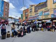 Vecinos bloquean vías con garrafas por escasez de GLP en La Paz