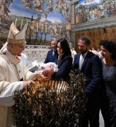 El papa León XIV bautizó a 20 bebés en la capilla Sixtina