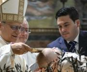 El papa León XIV bautizó a 20 niños y niñas en la Capilla Sixtina